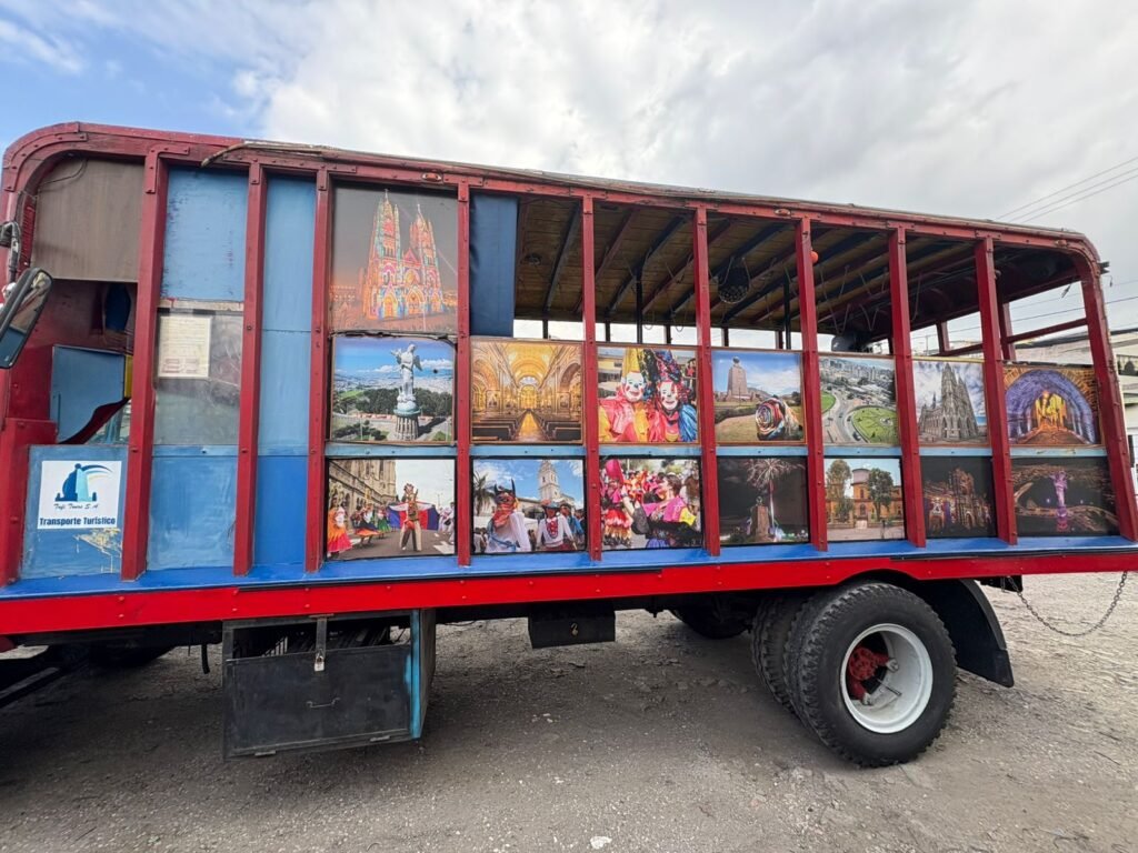 chiva de quito la cucaracha