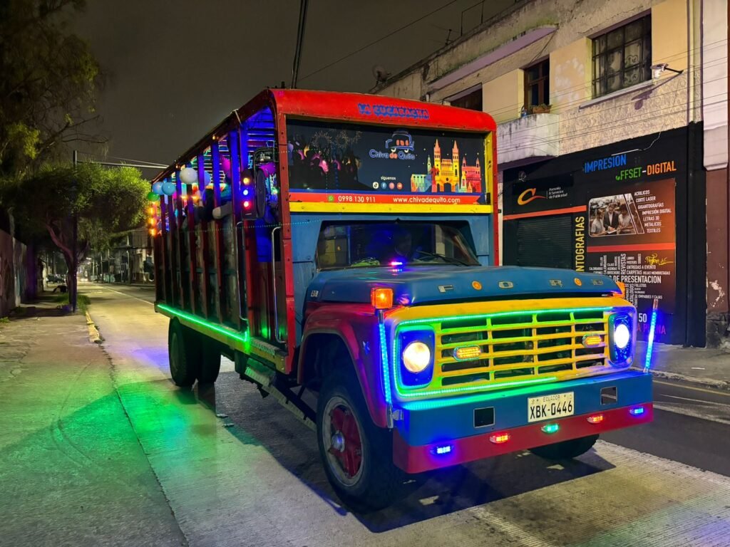 chiva de quito la cucaracha